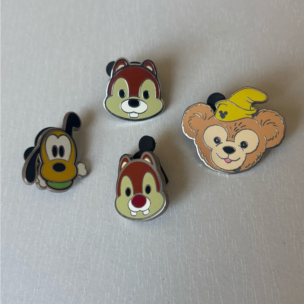 Disney pins chipmunks goofy